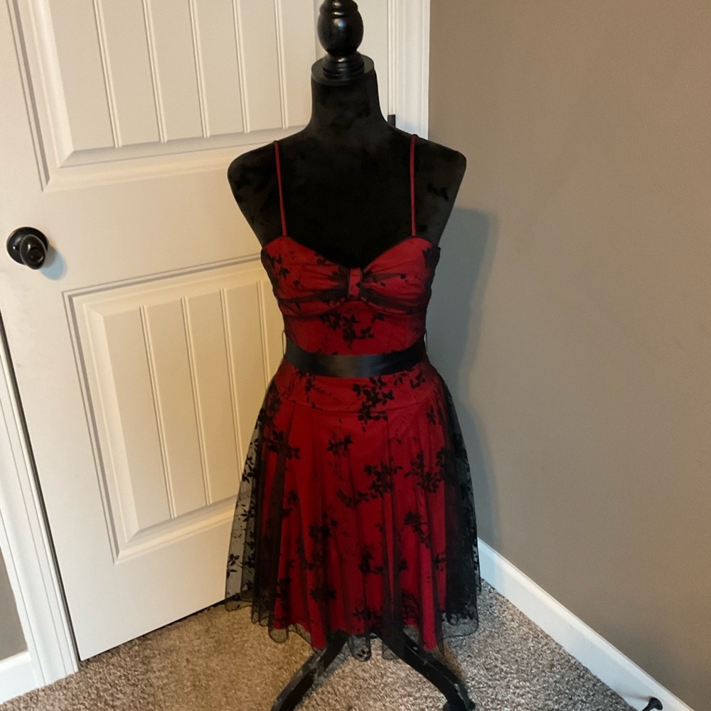 Jodi Kristopher Red and Black Floral Midi Dress